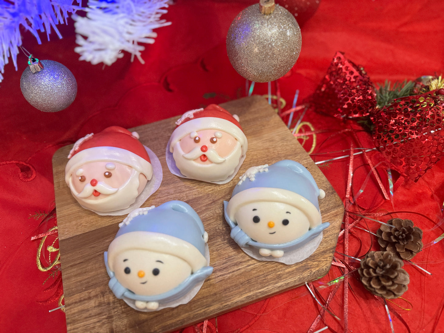 Santa Claus (custard filling)and Little Snowman (purple yam filling) buns 4pcs/pack